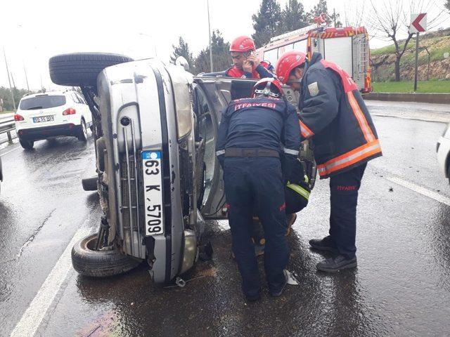 Devrilen otomobilin sürücüsü yaralandı