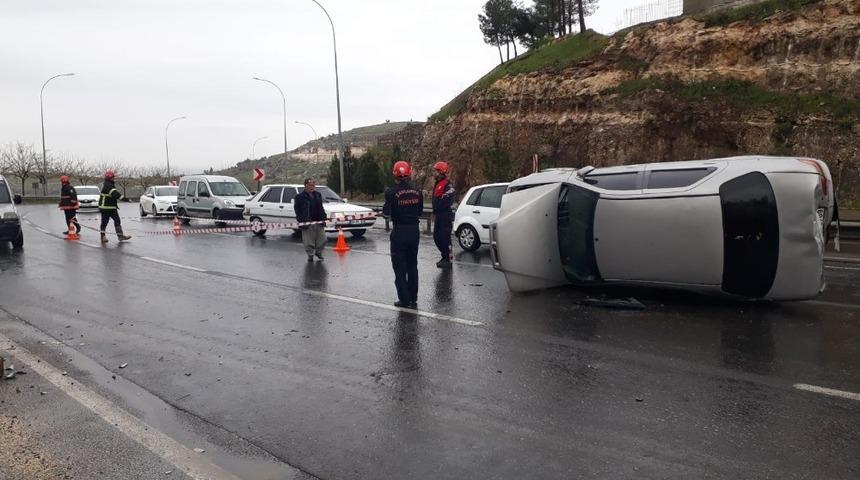 Devrilen otomobilin sürücüsü yaralandı