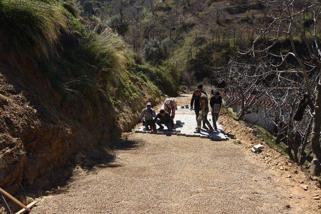 Nazilli Belediyesi, Bekirler’de yolları yeniledi