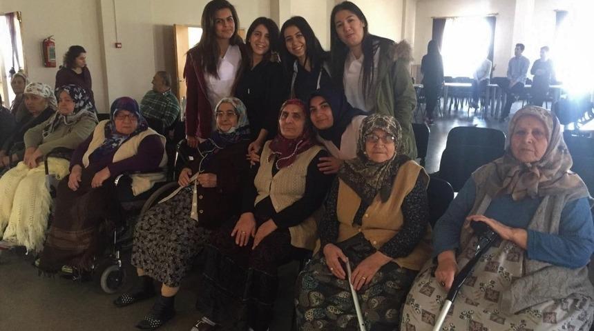 Üniversiteli gençler yaşlıların gönlünü aldı