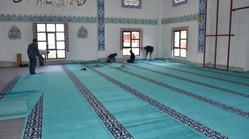 -B&uuml;y&uuml;kşehir Belediyesi 3 caminin halılarını değiştirdi