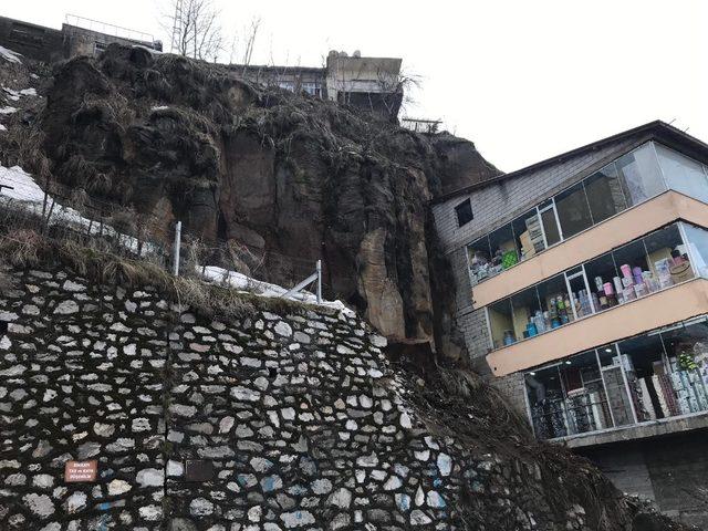 Bitlis’te caddeye kaya parçaları düştü: 3 araç hasar gördü