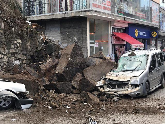 Bitlis’te caddeye kaya parçaları düştü: 3 araç hasar gördü