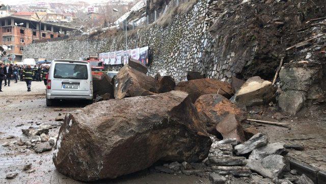 Bitlis’te caddeye kaya parçaları düştü: 3 araç hasar gördü