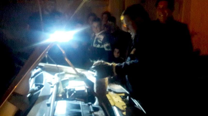 Kedi otomobile sıkıştı