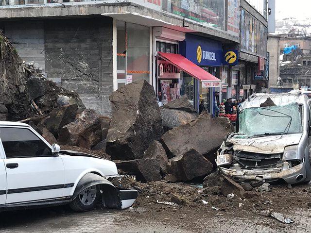 Bitlis'te yola düşen dev kayalar, 3 aracı hurdaya çevirdi