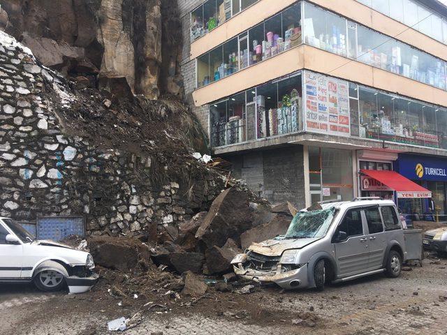 Bitlis'te yola düşen dev kayalar, 3 aracı hurdaya çevirdi