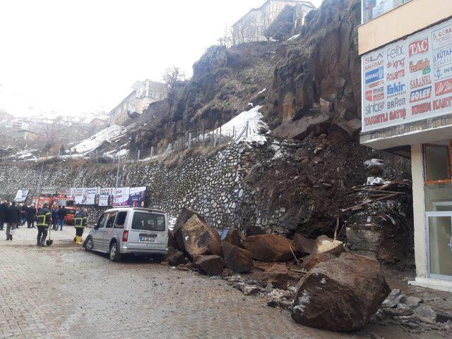 Bitlis'te yola düşen dev kayalar, 3 aracı hurdaya çevirdi