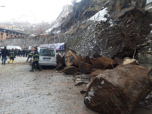 Bitlis'te yola düşen dev kayalar, 3 aracı hurdaya çevirdi