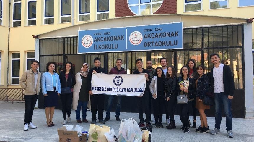 Maskesiz g&uuml;l&uuml;c&uuml;kler topluluğu &ouml;ğrencilerinden Ak&ccedil;akonaklı miniklere kitap