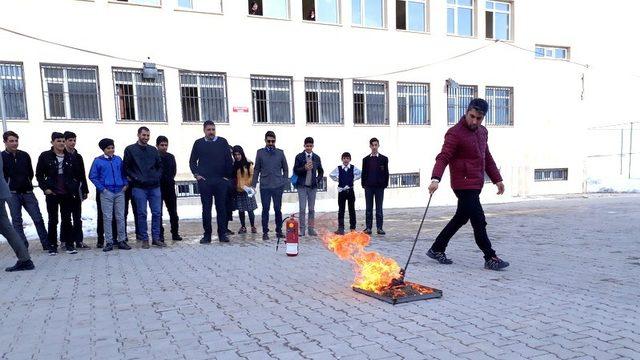 Başkale’de yangın eğitimi ve tatbikatı