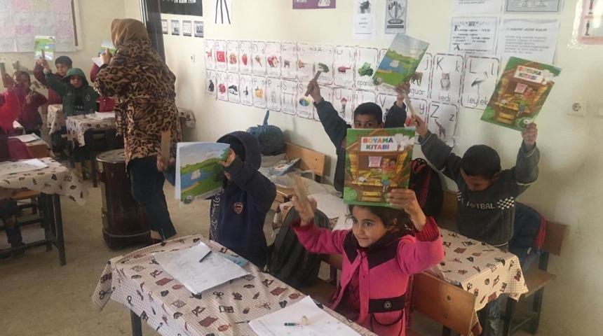 SSAUMDER’den öğrencilere kırtasiye ve spor malzeme yardımı