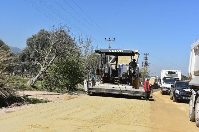 Alaşehir’de mahalleleri bağlayan yolda asfalt çalışması