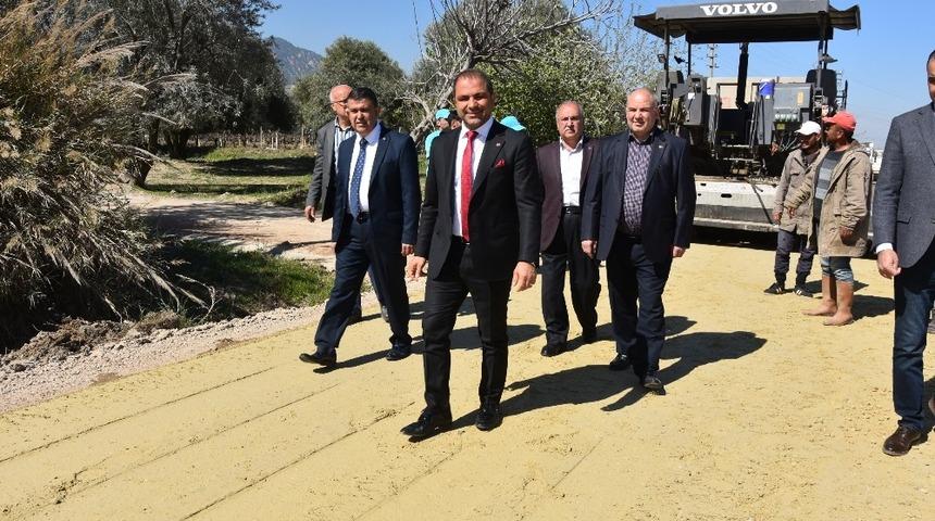 Alaşehir&rsquo;de mahalleleri bağlayan yolda asfalt &ccedil;alışması