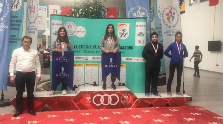 Diyarbakırlı atıcılar madalya ile d&ouml;nd&uuml;