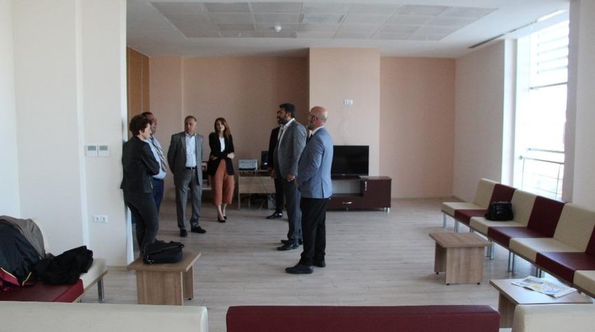 Baro Başkanı Yeşilboğaz, Erdemli Adalet Sarayı&rsquo;nda incelemelerde bulundu