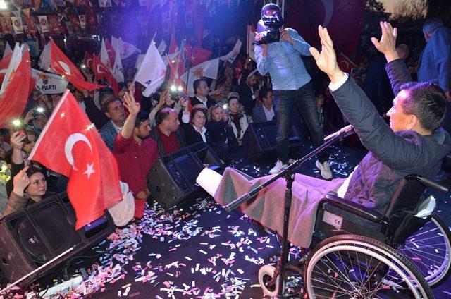 AK Parti'li aday, alçılı ayakla tekerlekli sandalyede miting yaptı