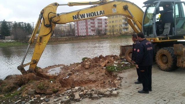 Midyat’ta yağmur nedeni ile ev ve iş yerlerini basan sular tahliye edildi