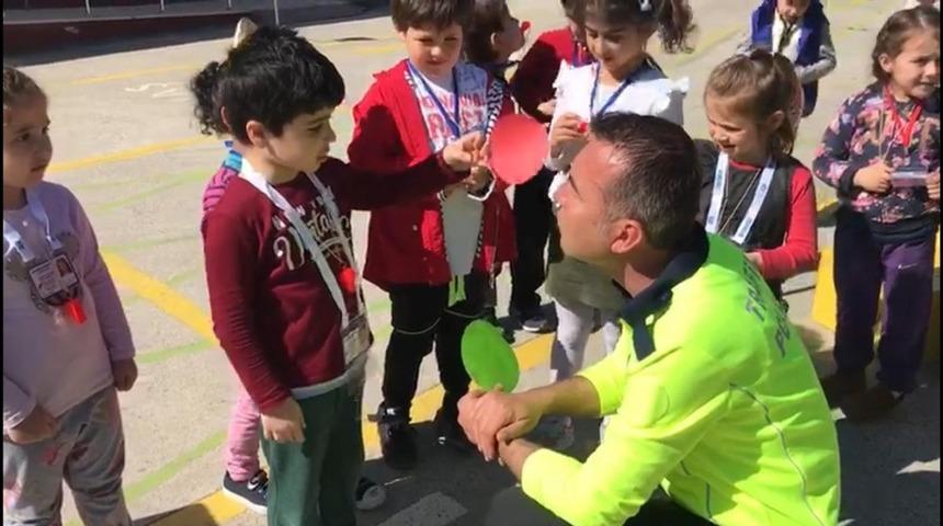 Miniklerin, ailelerini Trafik polisine şikayetleri g&uuml;ld&uuml;rd&uuml;