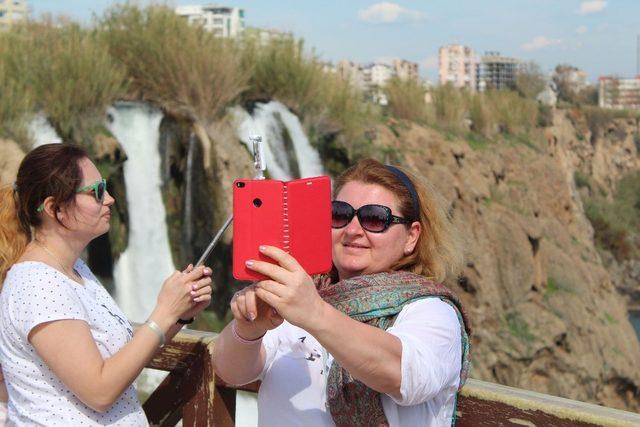 Düden Kıyı Şelalesi’ne turist yoğunluğu