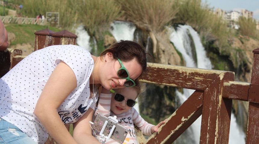 D&uuml;den Kıyı Şelalesi&rsquo;ne turist yoğunluğu