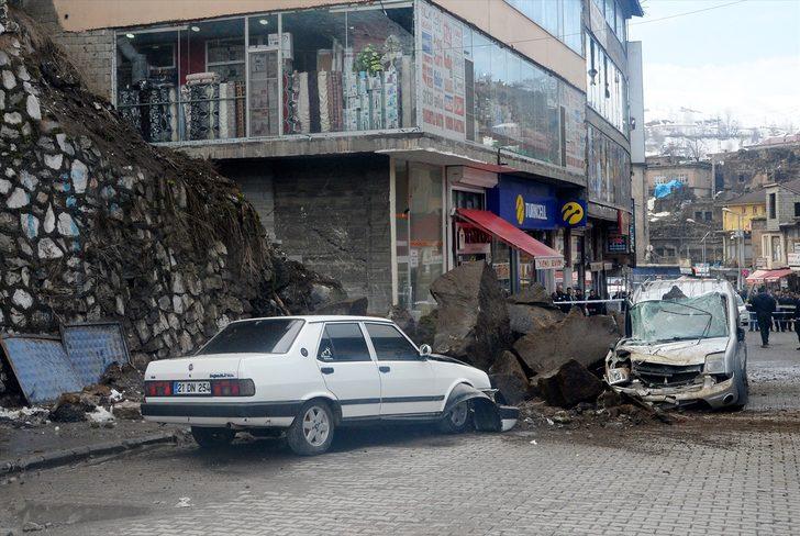 Dev kayalar, 3 aracı hurdaya çevirdi  G1