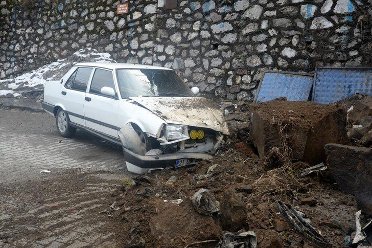 Dev kayalar, 3 aracı hurdaya çevirdi  G2