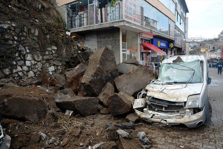 Dev kayalar, 3 aracı hurdaya çevirdi  G3