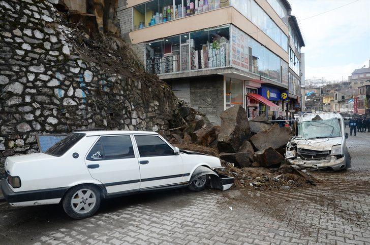 Dev kayalar, 3 aracı hurdaya çevirdi  G4