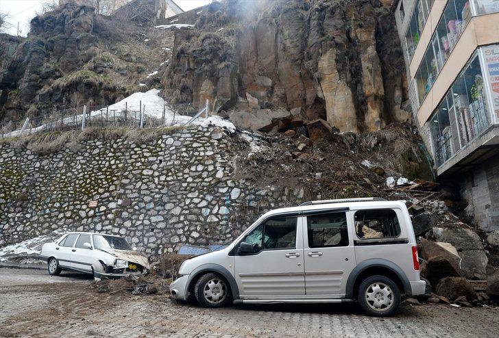 Dev kayalar, 3 aracı hurdaya çevirdi  G5