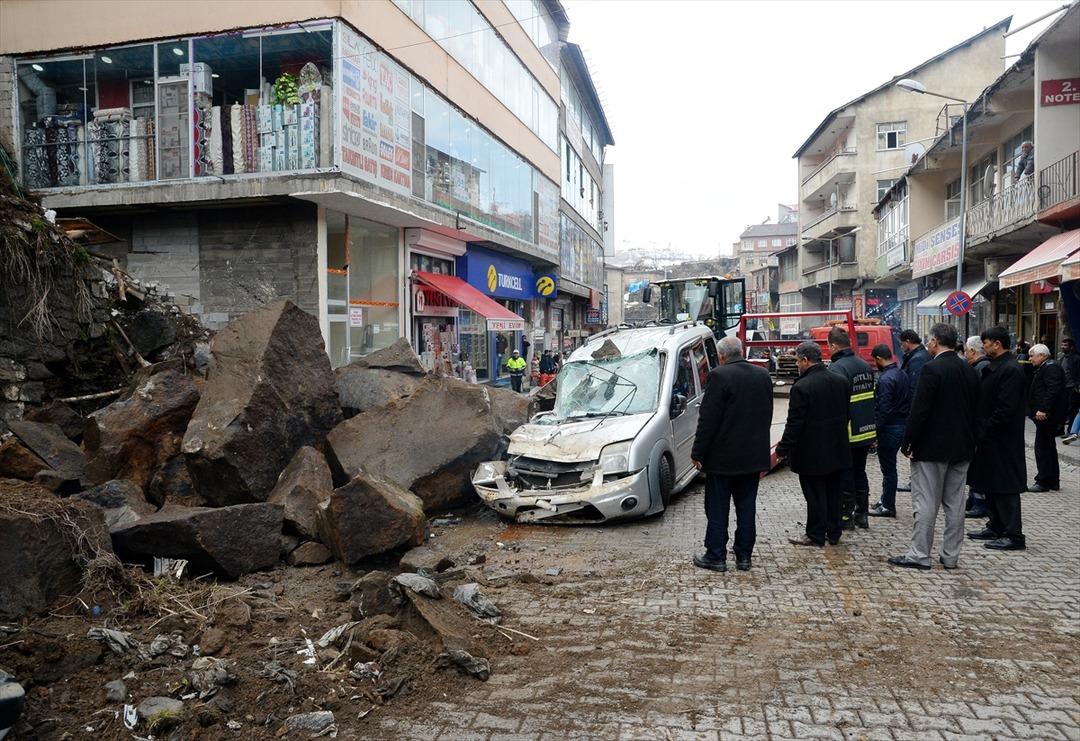 Dev kayalar, 3 aracı hurdaya &ccedil;evirdi 