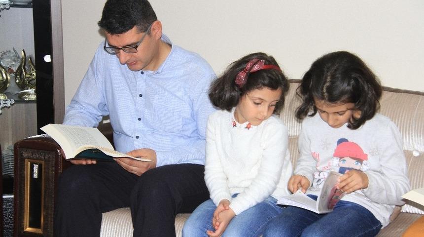&Ouml;ğretmenin kitap okuma aşkı evlere taşındı