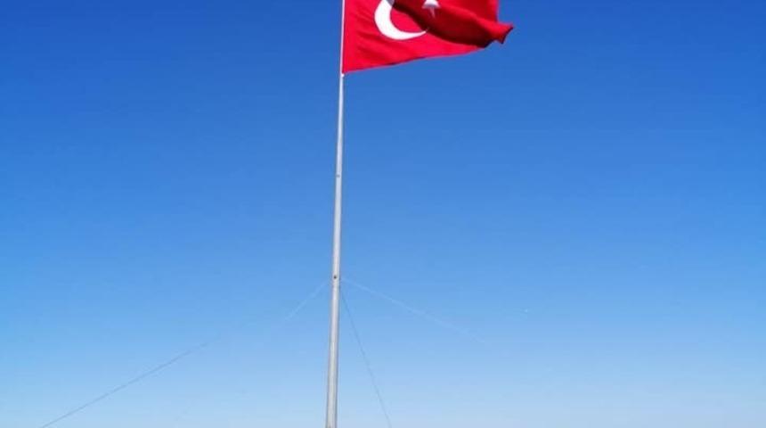 Vezirhan&rsquo;da 20 metrelik T&uuml;rk bayrağı her yerden g&ouml;z&uuml;kecek
