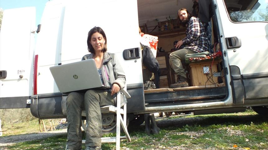 Permakültür çiftliği için karavanla 8 ülkeyi aştılar 