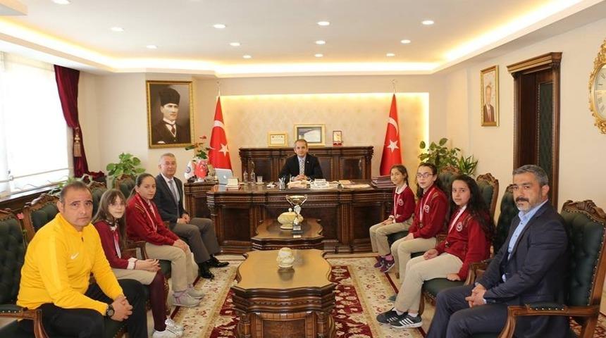 Kaymakam Deniz Pişkin Satranç takımını ödüllendirdi