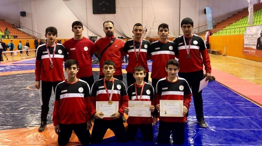 Ağrı erkek g&uuml;reş takımı finalde