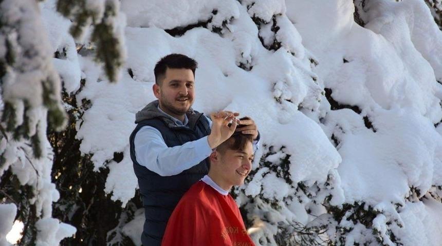 Uludağ&rsquo;ın zirvesinde tıraş keyfi