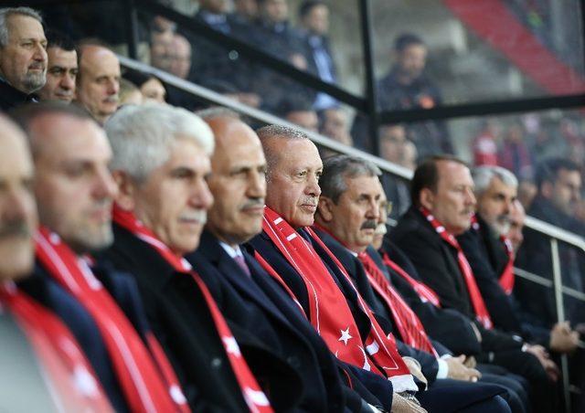 Cumhurbaşkanı Erdoğan’dan Eskişehirspor’a reklam panosu jesti