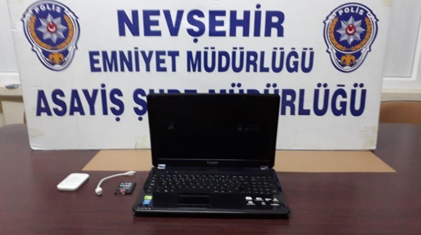 Gezici Halk K&uuml;t&uuml;phane otob&uuml;s&uuml;nden hırsızlık yapan 2 kişi yakalandı