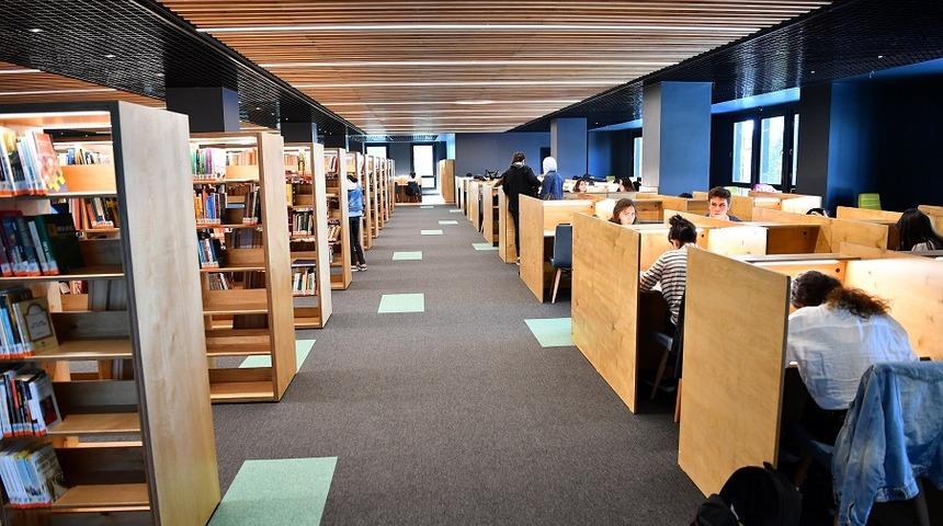 Beylikd&uuml;z&uuml; Belediyesi il&ccedil;eyi k&uuml;t&uuml;phane ile donattı