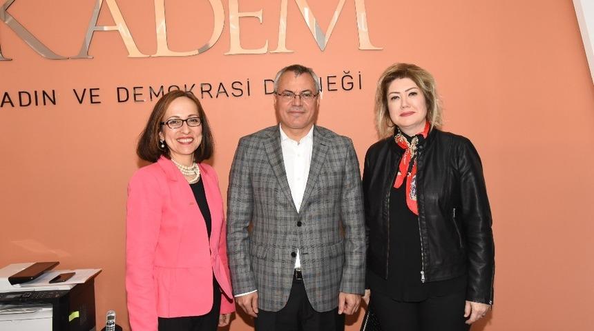 Vali Deniz ve eşi, kadın derneklerini ziyaret etti