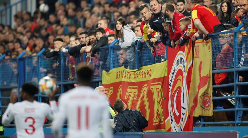 UEFA, ırk&ccedil;ı tezah&uuml;ratlar nedeniyle Karadağ'a soruşturma a&ccedil;tı