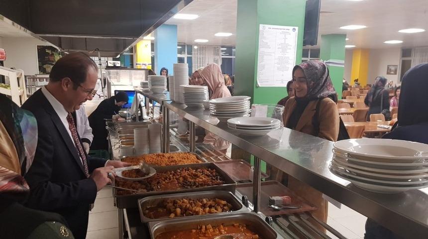 Rekt&ouml;r Coşkun&rsquo;dan kız yurdu ve k&uuml;t&uuml;phaneye akşam ziyareti