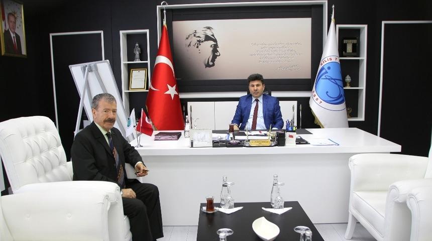 Yazar Metin Mercimek Rekt&ouml;r&uuml;m&uuml;z Karacoşkun&rsquo;u Ziyaret Etti