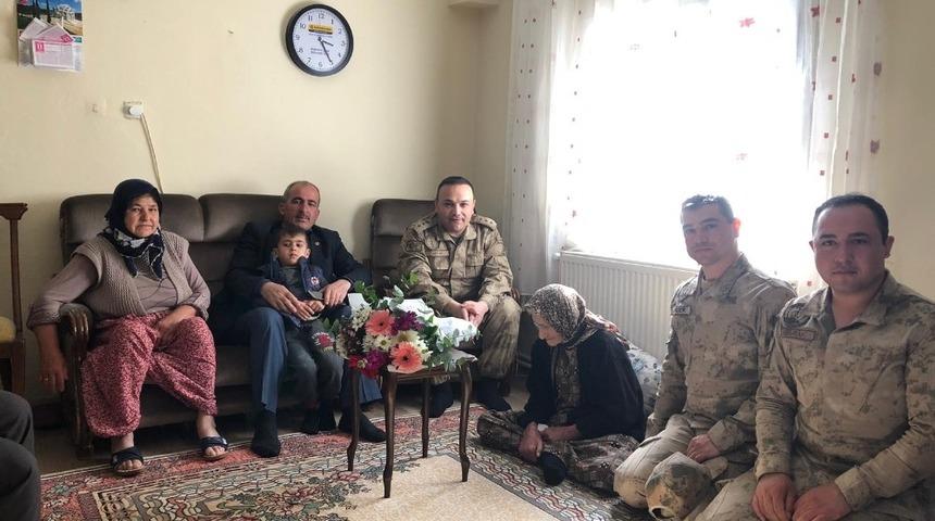 Jandarma 110 yaşındaki Sıdıka Katı&rsquo;yı unutmadı