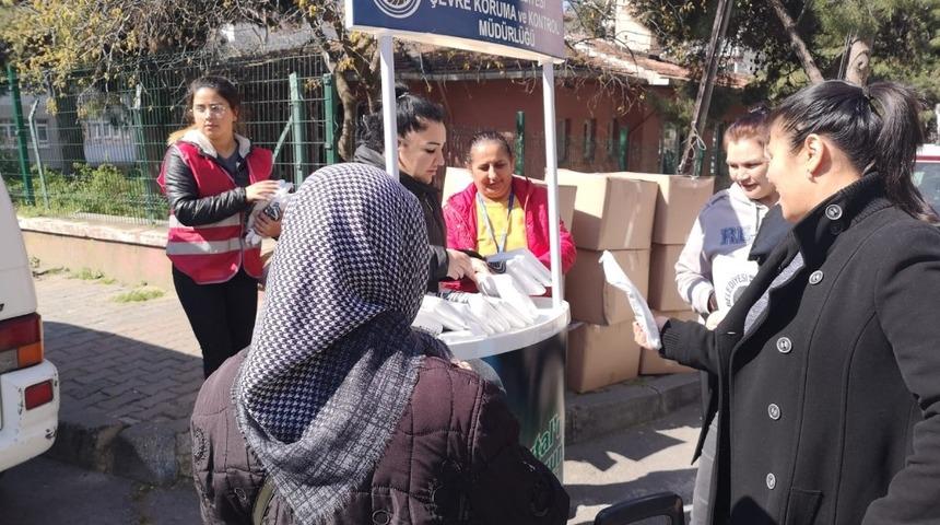 Kartal Belediyesi’nden bez torba dağıtımı