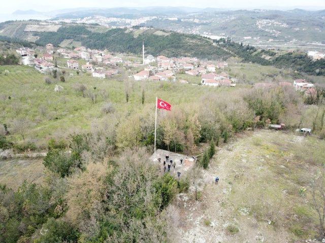 Şehitler anısına 20 metrelik Türk Bayrağı astılar