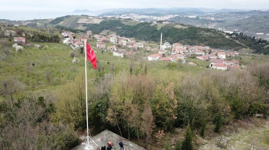 Şehitler anısına 20 metrelik Türk Bayrağı astılar