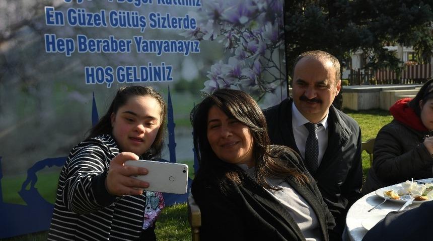 Edirne Valisi Canalp, &ouml;zel &ccedil;ocuklarla bir araya geldi