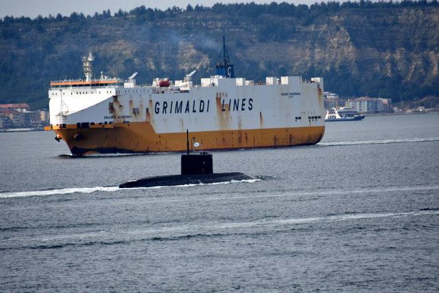 Rus Denizaltısı 'Veliky Novgorod' Çanakkale Boğazı'ndan geçti